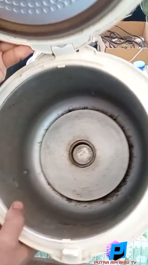 Tanpa dioles pasta gigi atau digosok sitrun, ini trik ampuh bersihkan noda gosong di dasar rice cooker