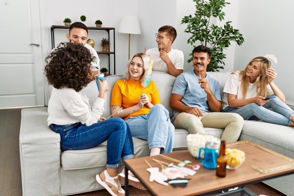 Arti mimpi banyak orang di rumah yang menjadi pertanda baik ataupun buruk © berbagai sumber