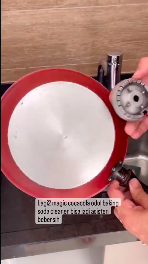 Tanpa digosok sitrun, ini cara cepat hilangkan kerak gosong di pantat teflon tambah 1 jenis minuman