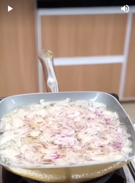Tak perlu direndam air garam, ini trik bikin bawang goreng agar renyahnya awet sampai sebulan