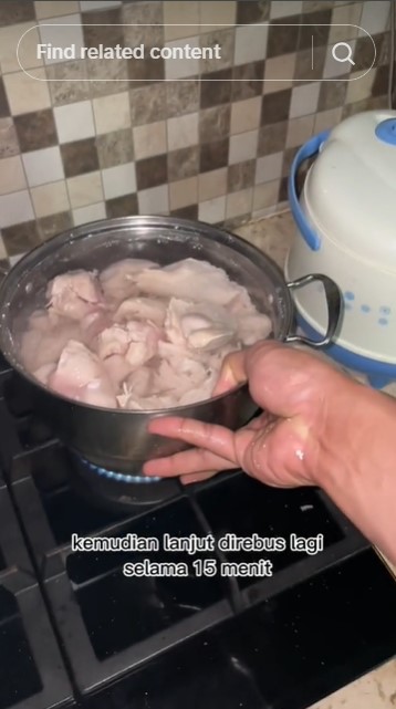 Bukan dimarinasi jeruk nipis, ini trik merebus ayam supaya nggak amis tanpa tambahan bahan apapun