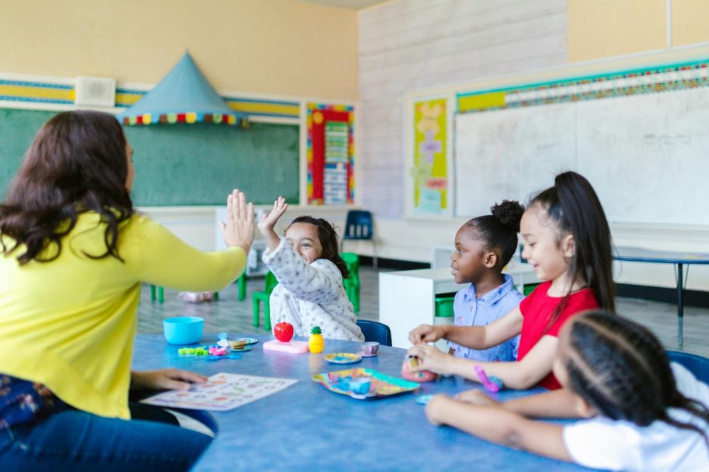 Contoh sikap persatuan dan kesatuan di sekolah © 2024 brilio.net Contoh sikap persatuan dan kesatuan di sekolah © 2024 brilio.net