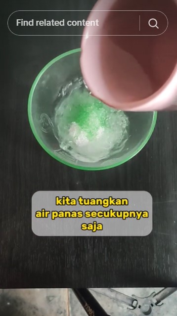 Tanpa gunakan detergen, ini cara hilangkan noda lumut pada gayung cukup tambah 1 bahan dapur