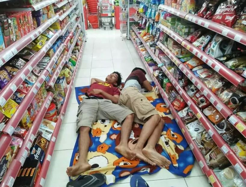 Ngantuknya sudah tak terbendung, 45 potret kocak gaya orang tidur ini lihatnya bikin senyum miris