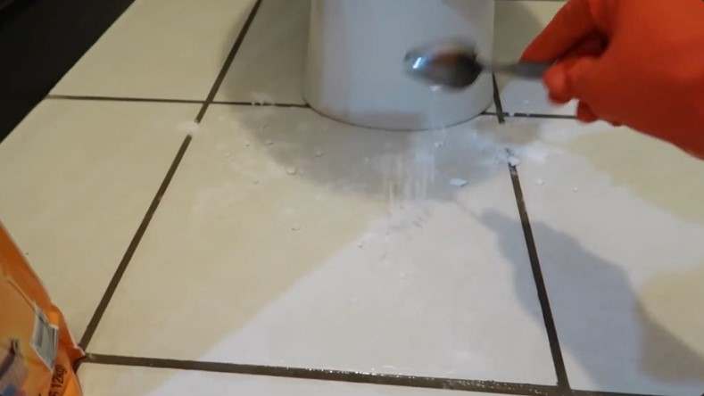 Tanpa meletakkan kamper, trik wanita hilangkan bau pesing kamar mandi ini cuma butuh 2 bahan dapur