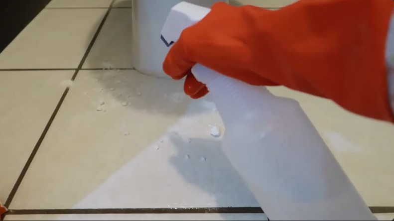 Tanpa meletakkan kamper, trik wanita hilangkan bau pesing kamar mandi ini cuma butuh 2 bahan dapur