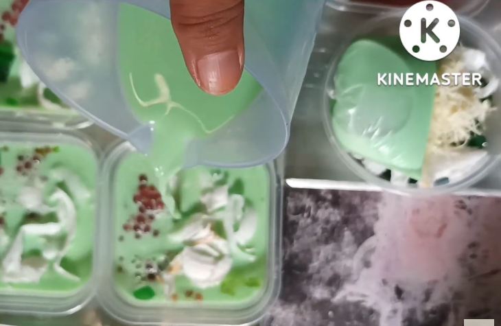 Tetap gunakan air kelapa murni, ini trik bikin buko pandan agar awet segar dan tak basi hingga 2 hari