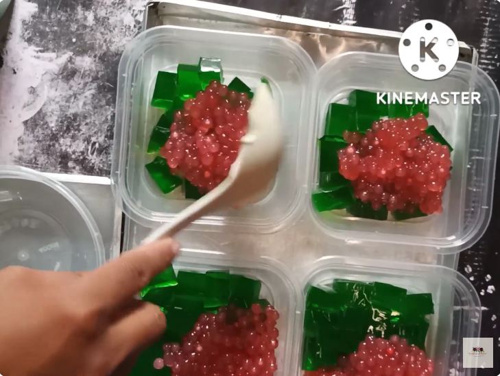 Tetap gunakan air kelapa murni, ini trik bikin buko pandan agar awet segar dan tak basi hingga 2 hari