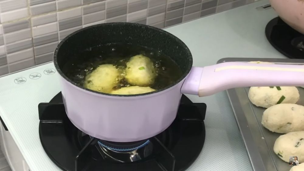 Singkong tak diperas dulu, ini trik membuat adonan combro lembut dan tetap empuk meski sudah dingin