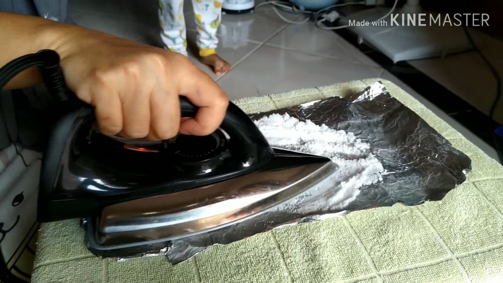 Tanpa digosok lilin, ini cara mudah bersihkan noda gosong setrika pakai tambahan 1 bahan dapur