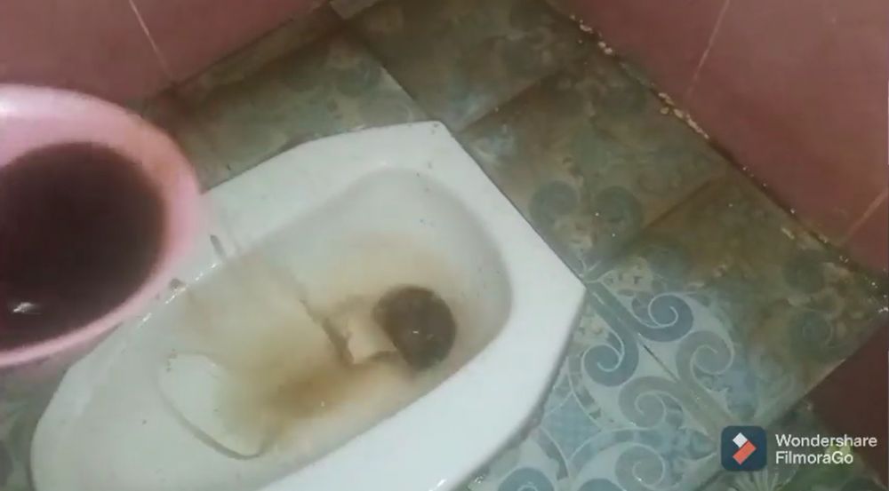 Tanpa kapur barus, ini trik menghilangkan bau tak sedap di kamar mandi pakai 2 bahan dapur