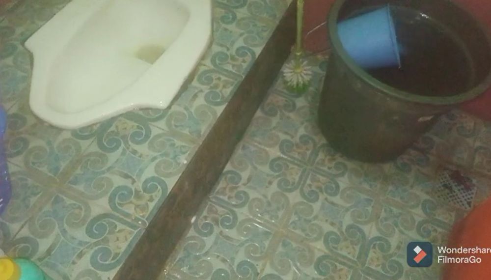 Tanpa kapur barus, ini trik menghilangkan bau tak sedap di kamar mandi pakai 2 bahan dapur
