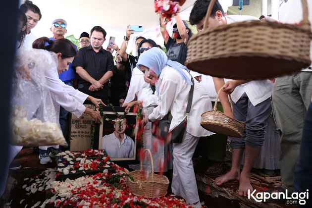 Momen haru prosesi pemakaman Donny Kesuma © 2024 brilio.net