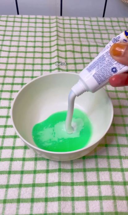 Tanpa cuka, emak-emak ini punya cara basmi kerak dan noda minyak di tatakan kompor pakai 2 bahan dapur