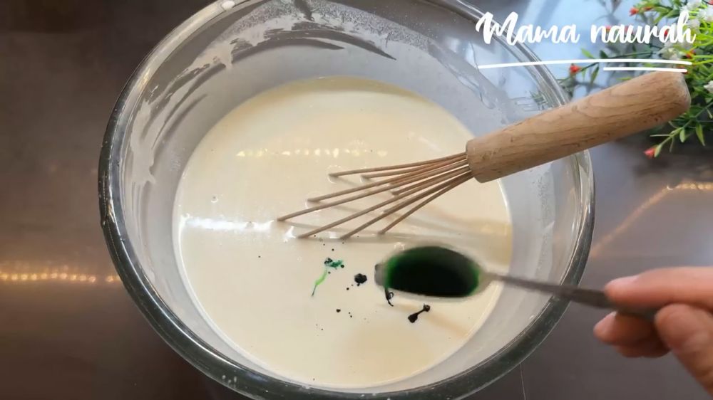 Tanpa dikukus dua kali, cara perempuan bikin pisang ijo ini hasilnya empuk dan tahan lama