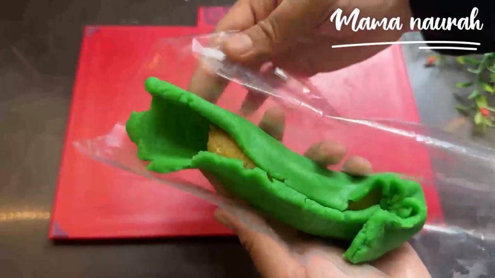 Tanpa dikukus dua kali, cara perempuan bikin pisang ijo ini hasilnya empuk dan tahan lama