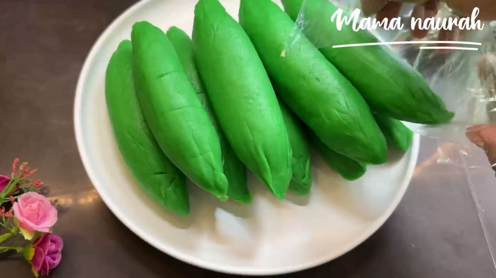 Tanpa dikukus dua kali, cara perempuan bikin pisang ijo ini hasilnya empuk dan tahan lama