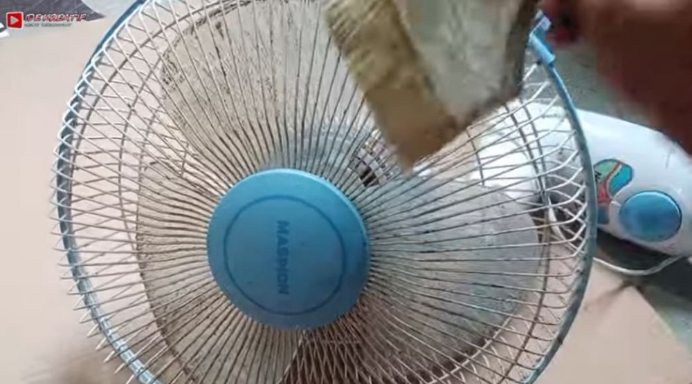 Cukup 10 menit tanpa dibongkar, begini cara bersihkan debu kipas angin dinding pakai 1 bahan dapur