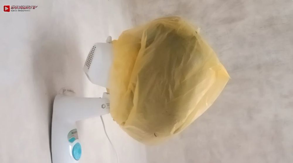 Cukup 10 menit tanpa dibongkar, begini cara bersihkan debu kipas angin dinding pakai 1 bahan dapur