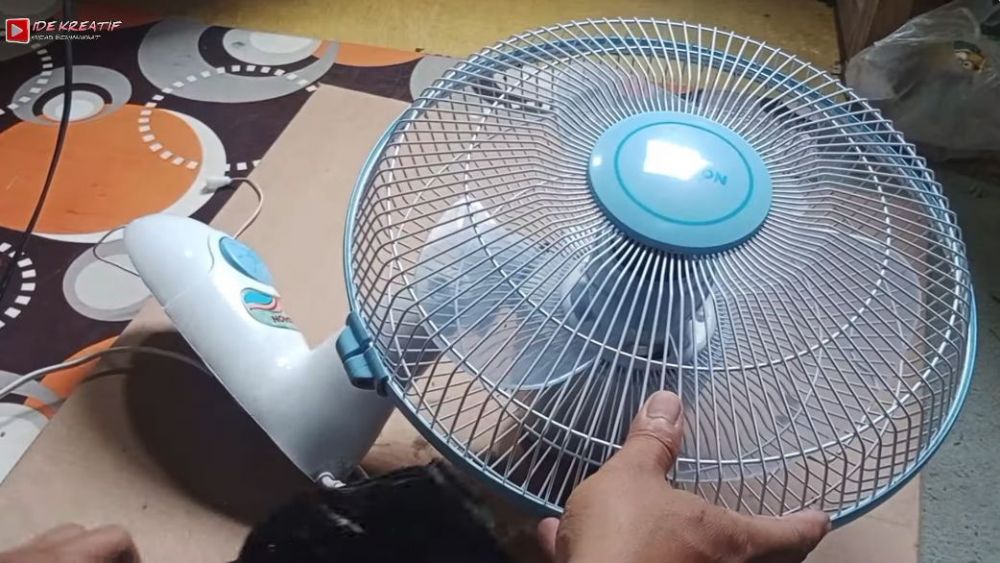 Cukup 10 menit tanpa dibongkar, begini cara bersihkan debu kipas angin dinding pakai 1 bahan dapur