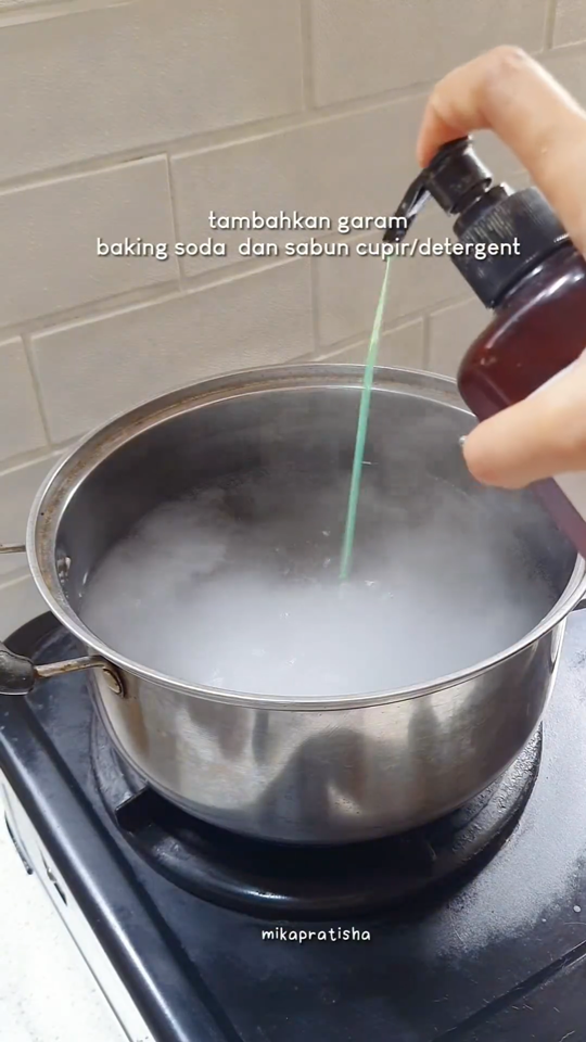 Tanpa direndam sitrun, ini cara cuci lap dapur dekil dan berminyak agar bersih pakai 3 bahan dapur