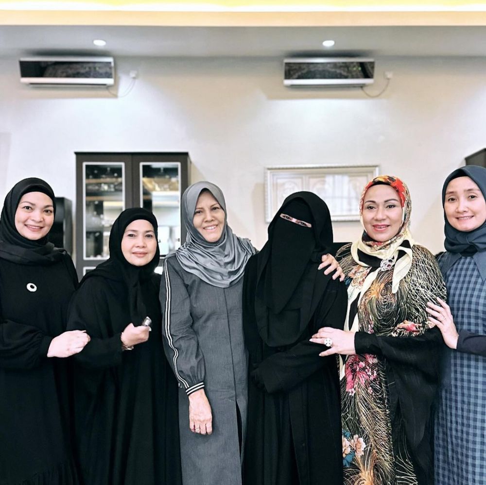 Perjalanan spiritual Umi Pipik © Instagram Perjalanan spiritual Umi Pipik © Instagram