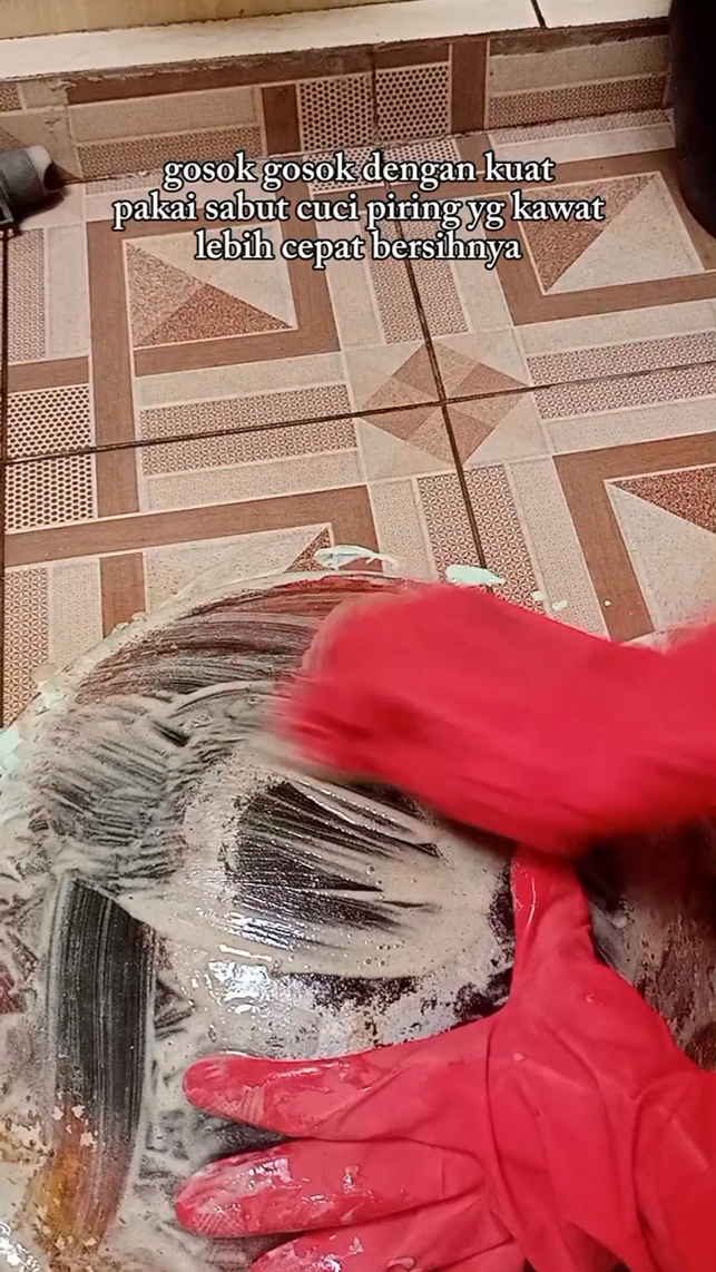 Tanpa digosok sitrun, ini cara enyahkan kerak gosong di pantat wajan agar kinclong pakai 3 bahan dapur