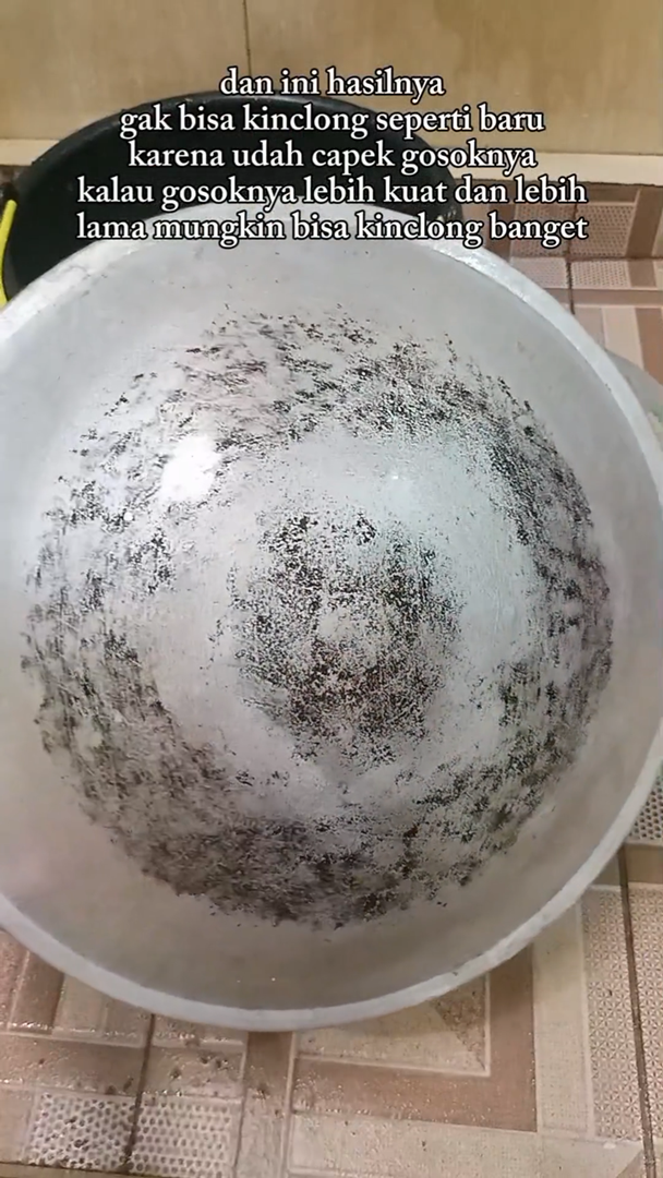 Tanpa digosok sitrun, ini cara enyahkan kerak gosong di pantat wajan agar kinclong pakai 3 bahan dapur