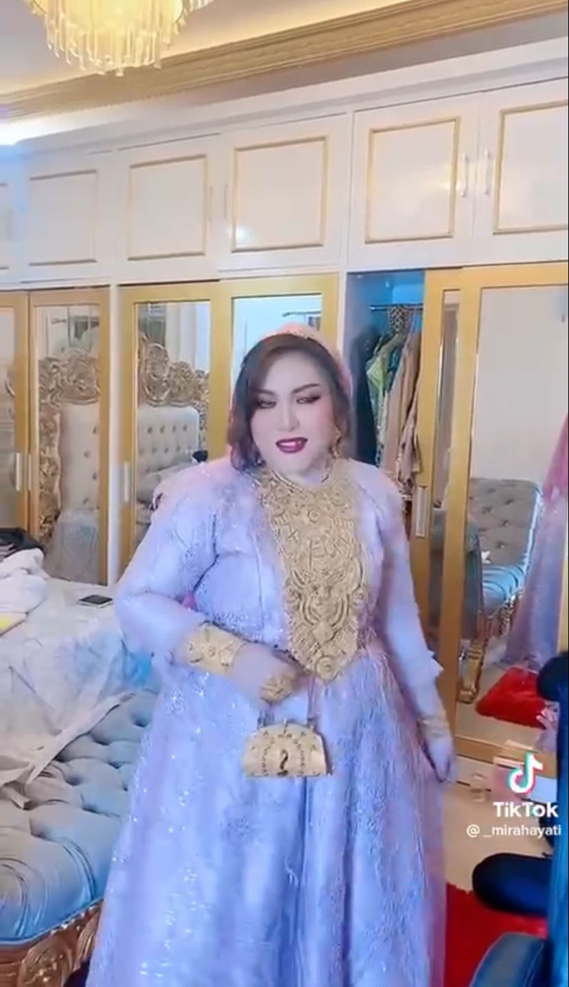 rumah mira hayati jam emas © 2024 brilio.net rumah mira hayati jam emas © 2024 brilio.net