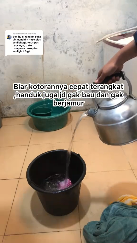 Tanpa direndam sitrun, trik cuci handuk bau dan berjamur ala ibu ini bikin bersih pakai 1 bahan dapur