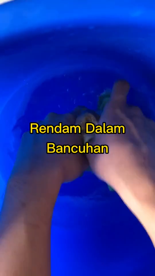 Tanpa perlu dibongkar, ini cara mudah bersihkan debu kipas angin siling cuma pakai 1 bahan dapur