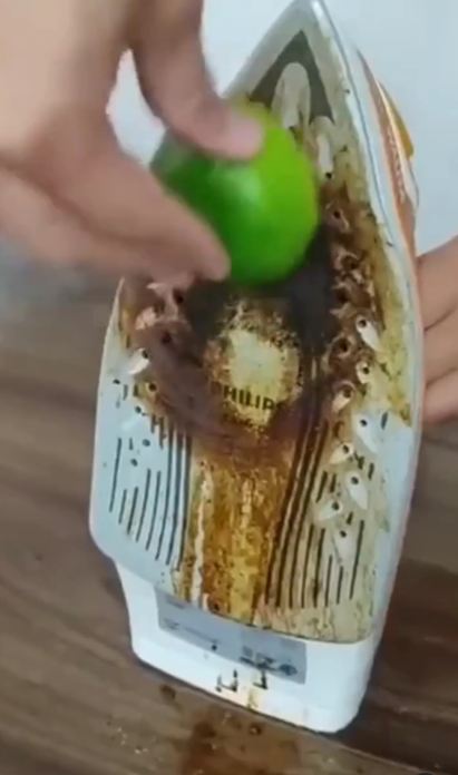 Tanpa digosok garam, ini trik hilangkan noda kerak dan lengket di setrika pakai tambahan 1 bahan dapur
