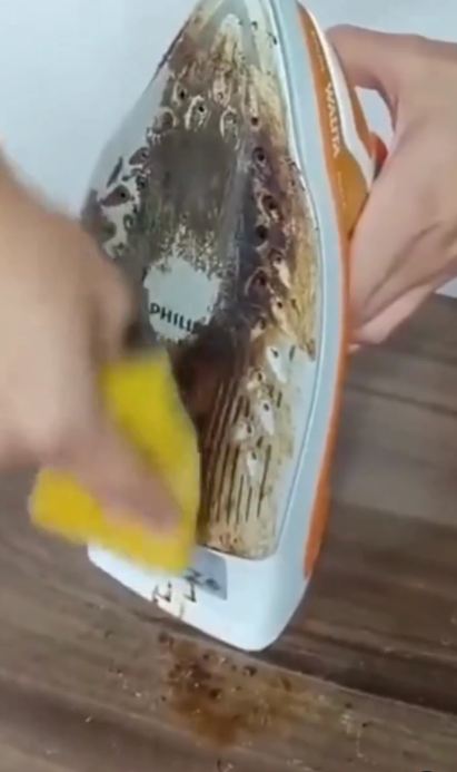 Tanpa digosok garam, ini trik hilangkan noda kerak dan lengket di setrika pakai tambahan 1 bahan dapur