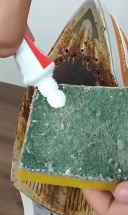 Tanpa digosok garam, ini trik hilangkan noda kerak dan lengket di setrika pakai tambahan 1 bahan dapur