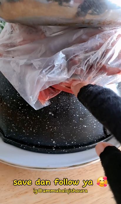 Cukup 5 menit, begini trik cepat mencairkan daging ayam beku tanpa direndam air panas dan cuka