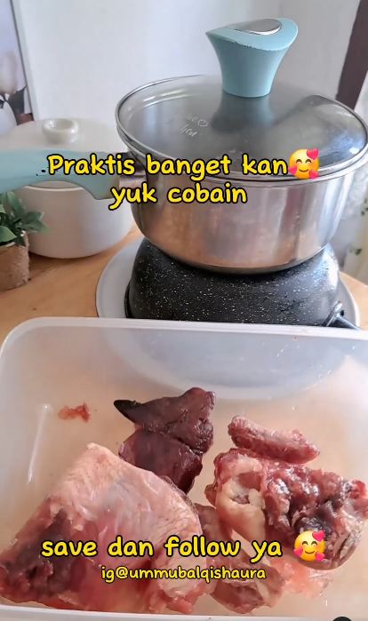 Cukup 5 menit, begini trik cepat mencairkan daging ayam beku tanpa direndam air panas dan cuka