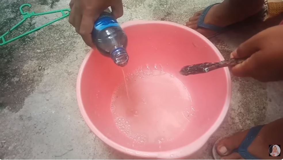 Cuma modal Rp2.000-an, ini cara usir kerak hitam di keramik kamar mandi cukup tambah 1 bahan dapur