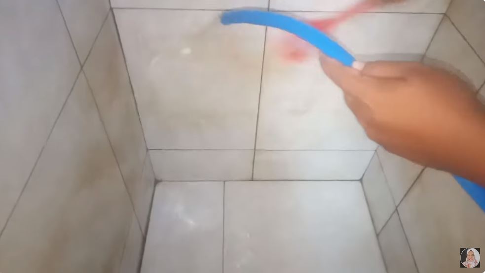 Cuma modal Rp2.000-an, ini cara usir kerak hitam di keramik kamar mandi cukup tambah 1 bahan dapur