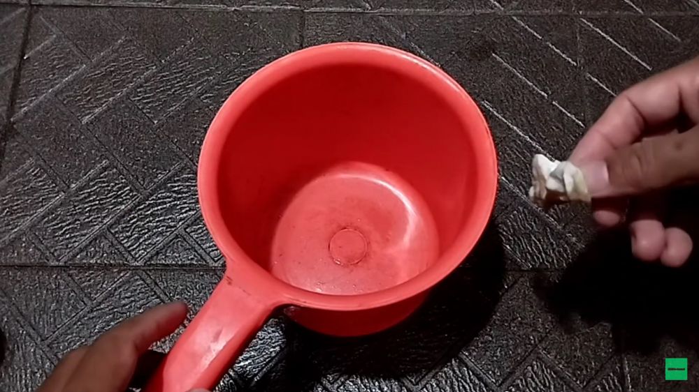 Tanpa disikat dengan sitrun, begini trik mudah bersihkan gayung berlumut cuma pakai 1 bahan dapur