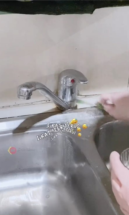 Cukup tambah 1 bahan dapur, begini cara hilangkan noda hitam dan karat di wastafel agar kinclong lagi