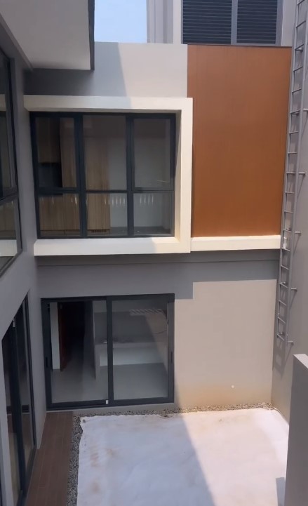 potret rumah baru mendiang Stevie Agnecya mewah dilengkapi lift © berbagai sumber  potret rumah baru mendiang Stevie Agnecya mewah dilengkapi lift © berbagai sumber