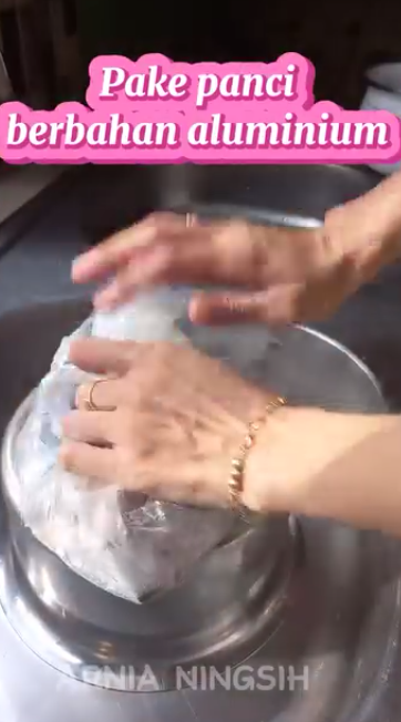 Cuma butuh 5 menit, ini cara cepat cairkan ikan beku dari freezer tanpa air panas dan cuka