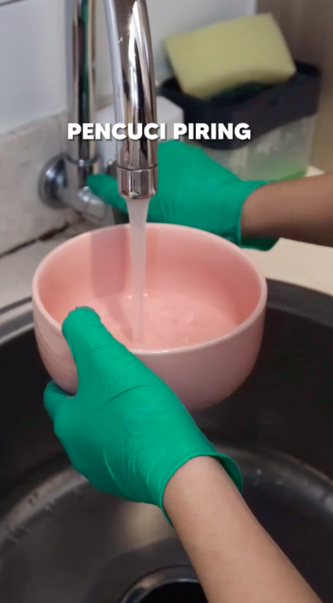 Bukan ditabur kopi, ini trik hilangkan bau tak sedap di dalam kulkas pakai satu jenis ampas dapur