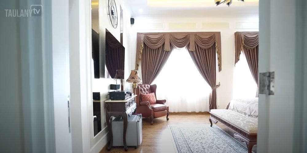 potret kamar tidur Kiki Saputri & suami © 2024 brilio.net potret kamar tidur Kiki Saputri & suami © 2024 brilio.net