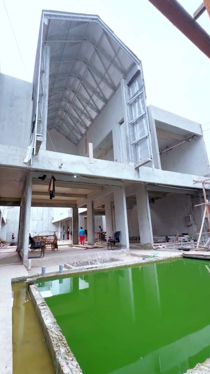 pembangunan rumah baru Denny Sumargo © TikTok pembangunan rumah baru Denny Sumargo © TikTok
