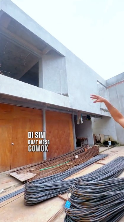 pembangunan rumah baru Denny Sumargo © TikTok pembangunan rumah baru Denny Sumargo © TikTok
