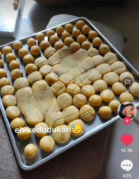Potret kocak momen apes saat bikin kue Lebaran Berbagai sumber Potret kocak momen apes saat bikin kue Lebaran Berbagai sumber