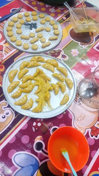Potret kocak momen apes saat bikin kue Lebaran Berbagai sumber Potret kocak momen apes saat bikin kue Lebaran Berbagai sumber