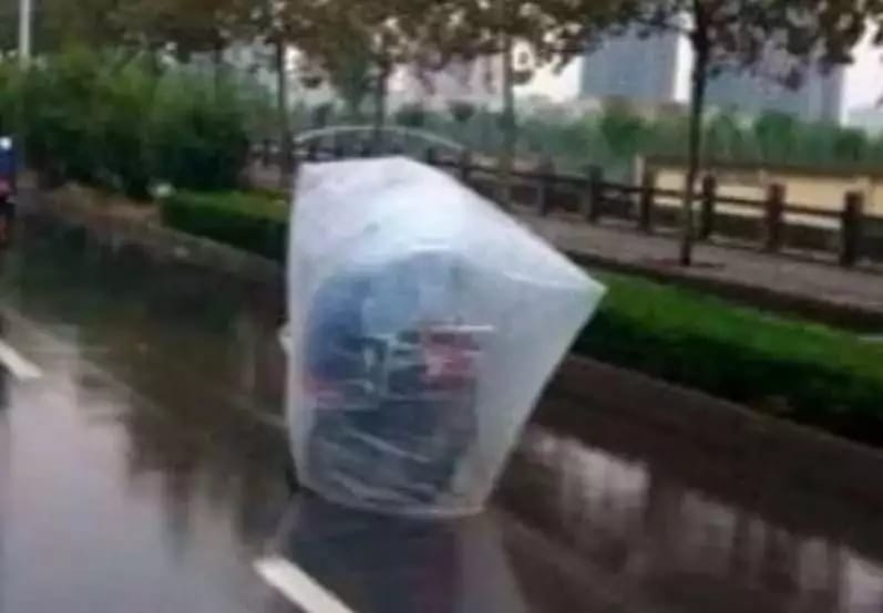 siasat nyeleneh orang jalani musim hujan berbagai sumber