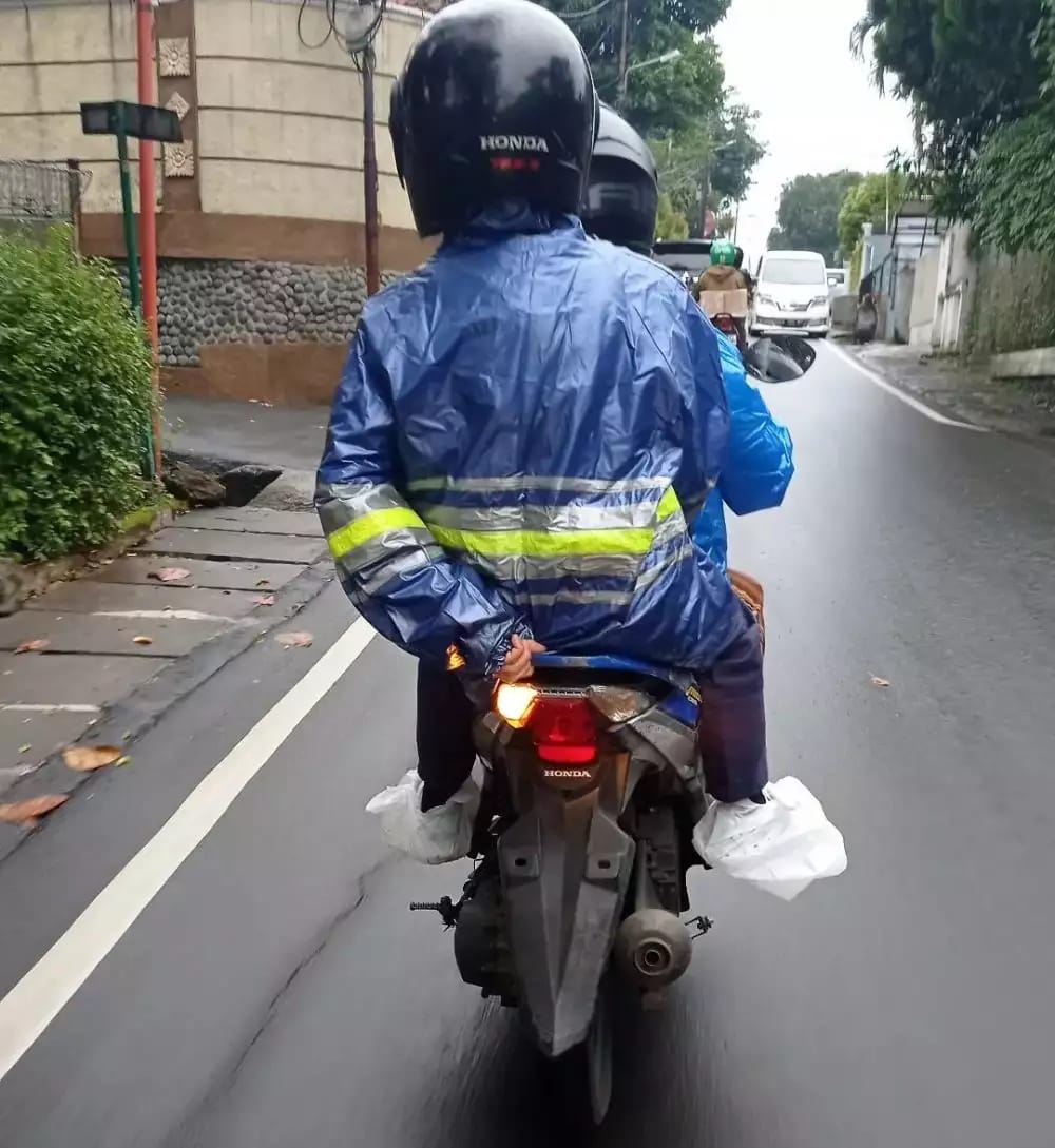 siasat nyeleneh orang jalani musim hujan berbagai sumber